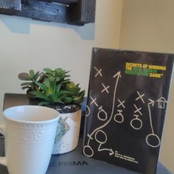 💛SOLD 💛Real Estate book - Picture 1 of 4